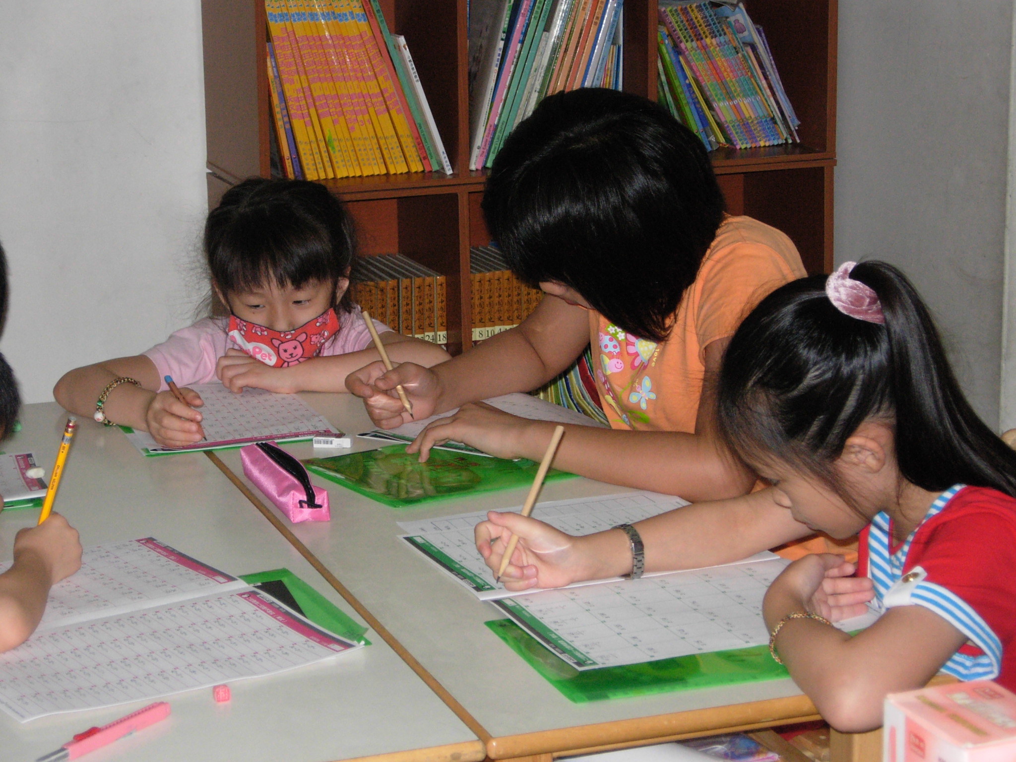 孩子在教室練習解題